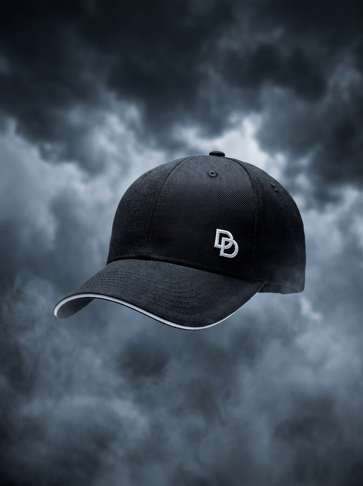 Casquette Fermée Dés noire, vue de face, monogramme DD